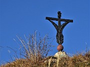 42 La bella croce degli Alpini di Bracca sul Pizzo Rabbioso (1130 m)